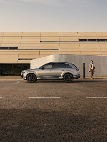 2025 Audi Q7 Plug-in Hybrid — Exterior Design, Charging Port & Battery Specs 9