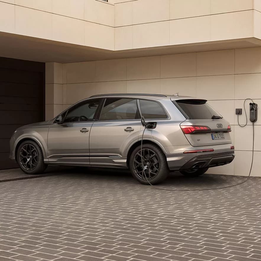 2025 Audi Q7 Plug-in Hybrid — Exterior Design, Charging Port & Battery Specs 12
