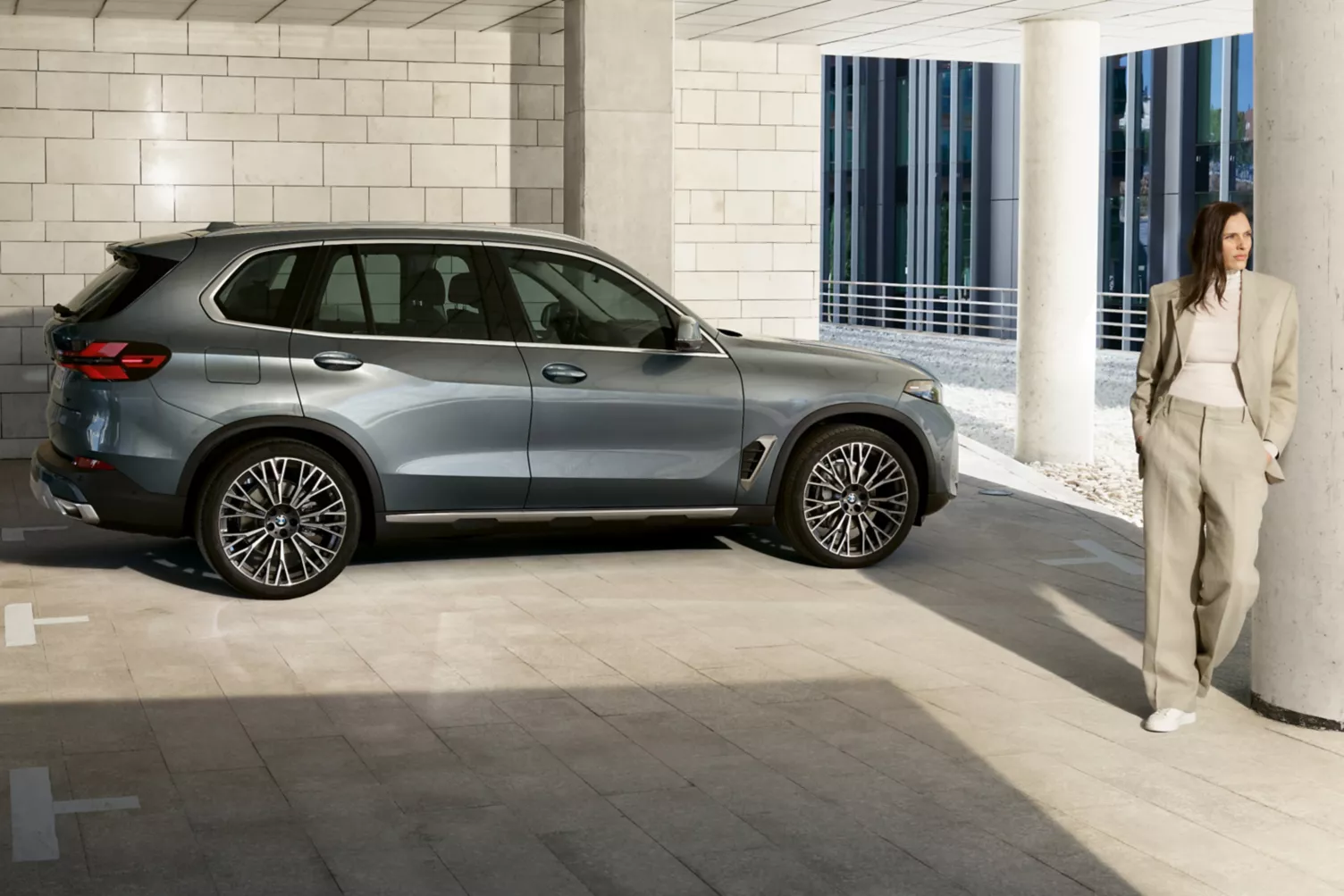 2024 BMW X5 50e Plug-in Hybrid — Exterior Design, Charging Port & Battery Specs 4