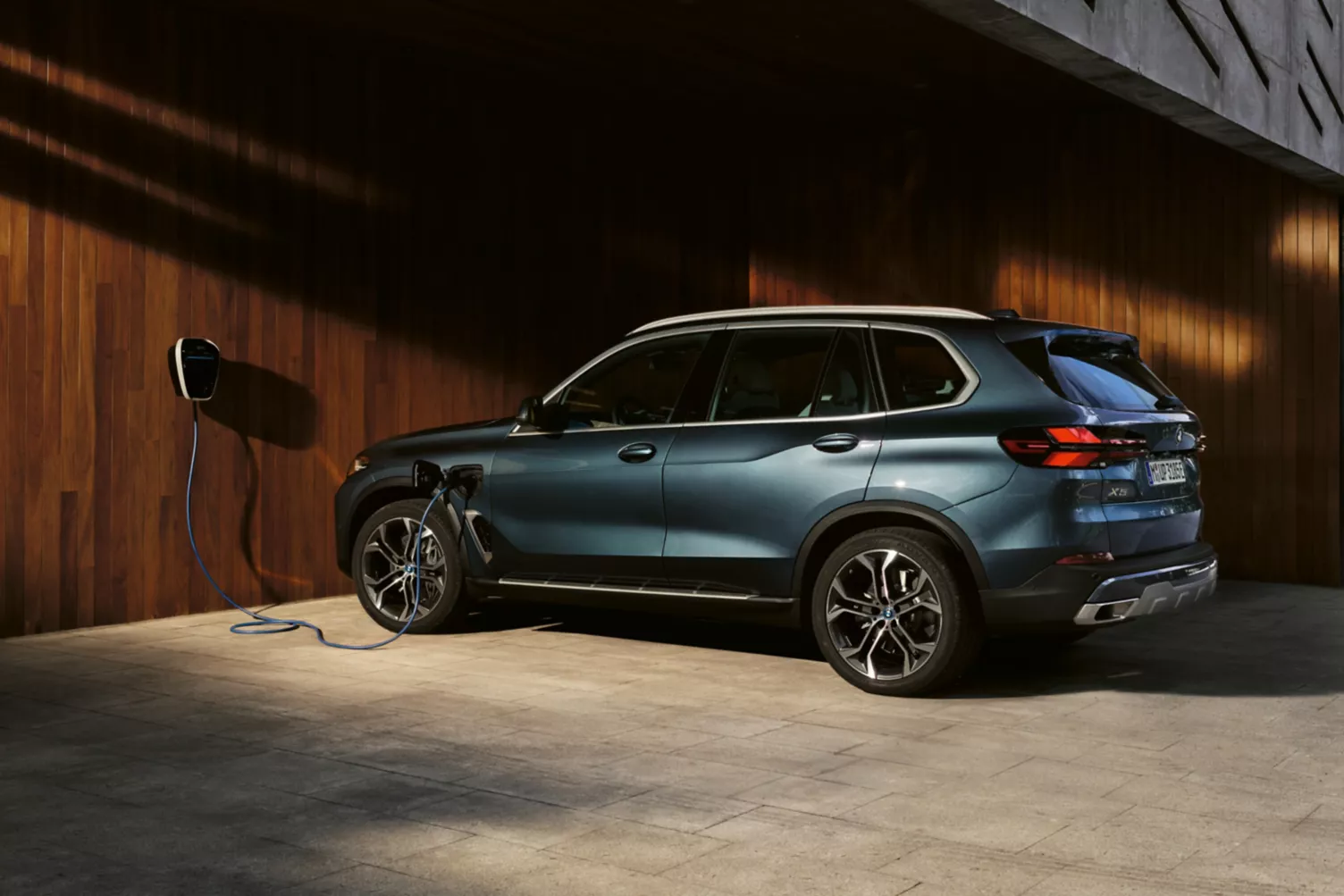 2024 BMW X5 50e Plug-in Hybrid — Exterior Design, Charging Port & Battery Specs 9