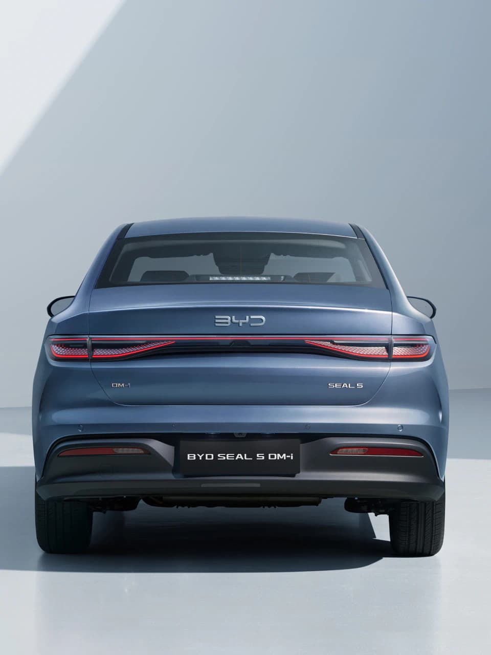 2023 BYD Seal 5 DM-i Plug-in Hybrid — Exterior Design, Charging Port & Battery Specs 9