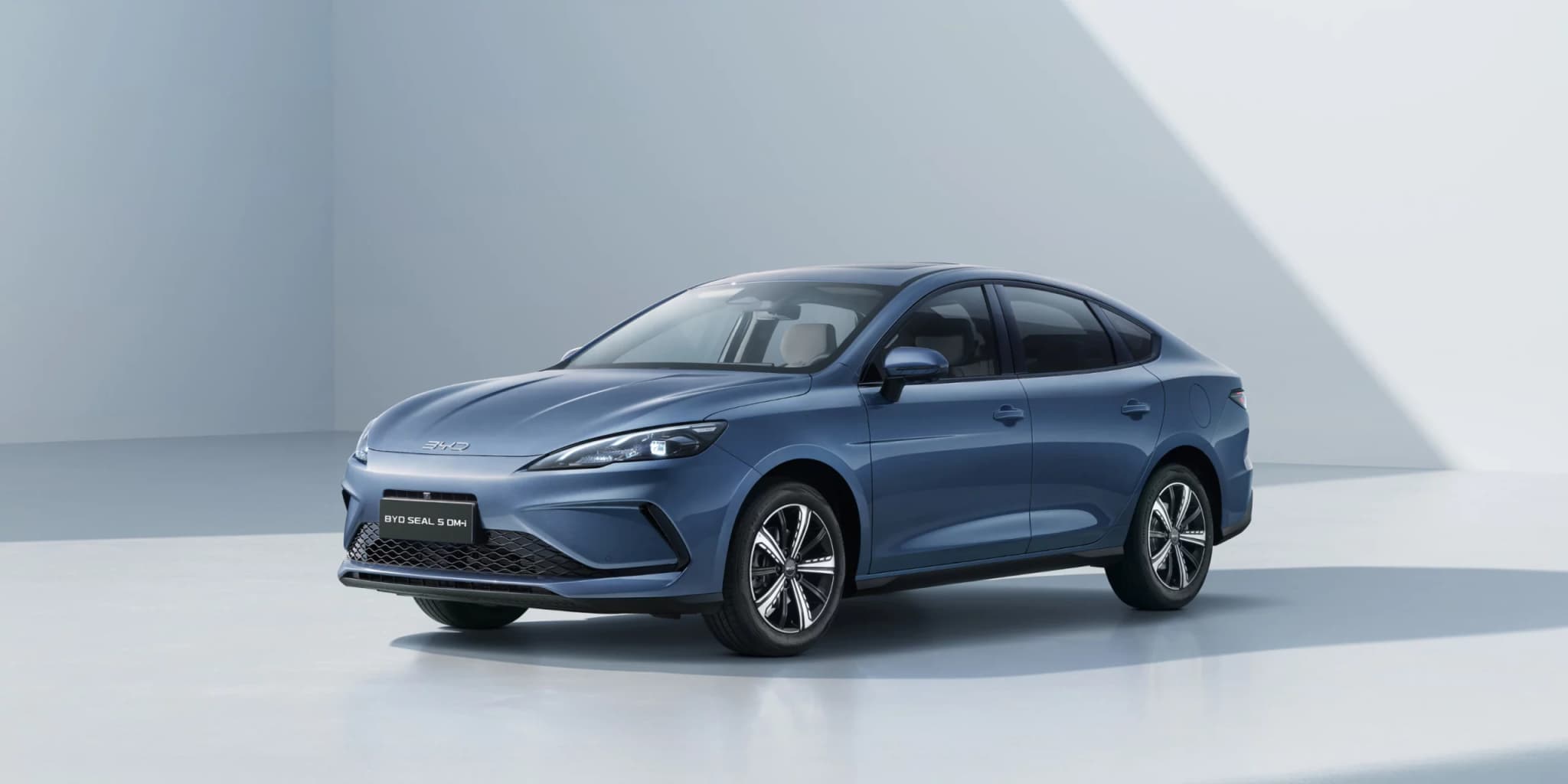 2023 BYD Seal 5 DM-i Plug-in Hybrid — Exterior Design, Charging Port & Battery Specs 1