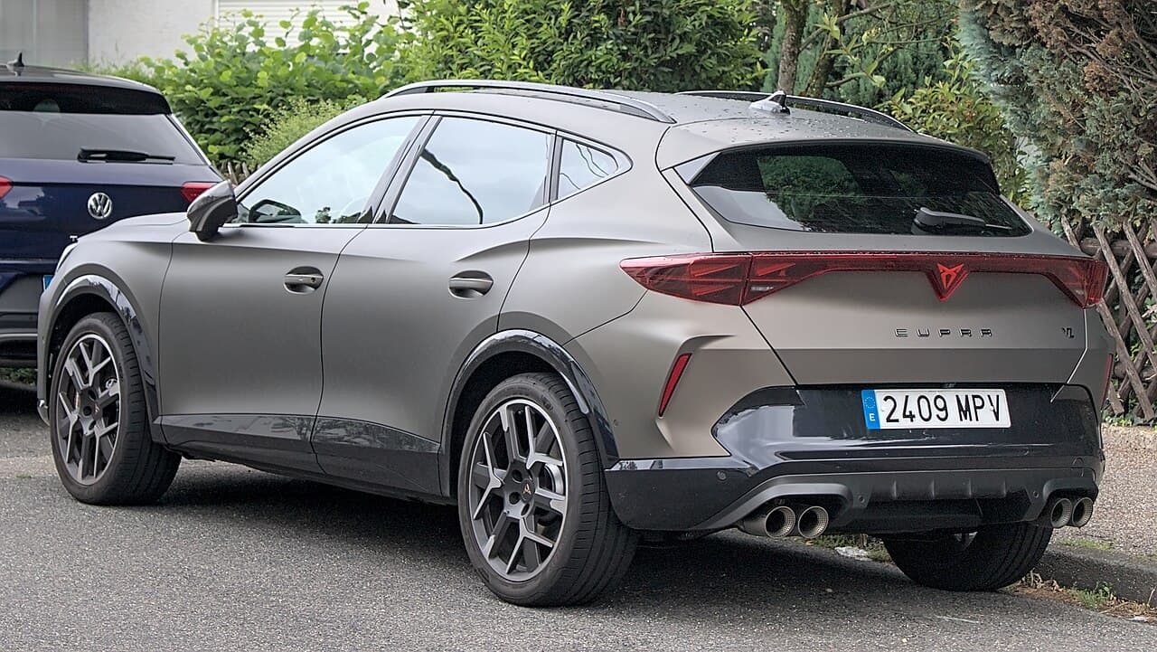 2024 CUPRA Formentor 1.5 e-HYBRID 204hp Plug-in Hybrid — Exterior Design, Charging Port & Battery Specs 2