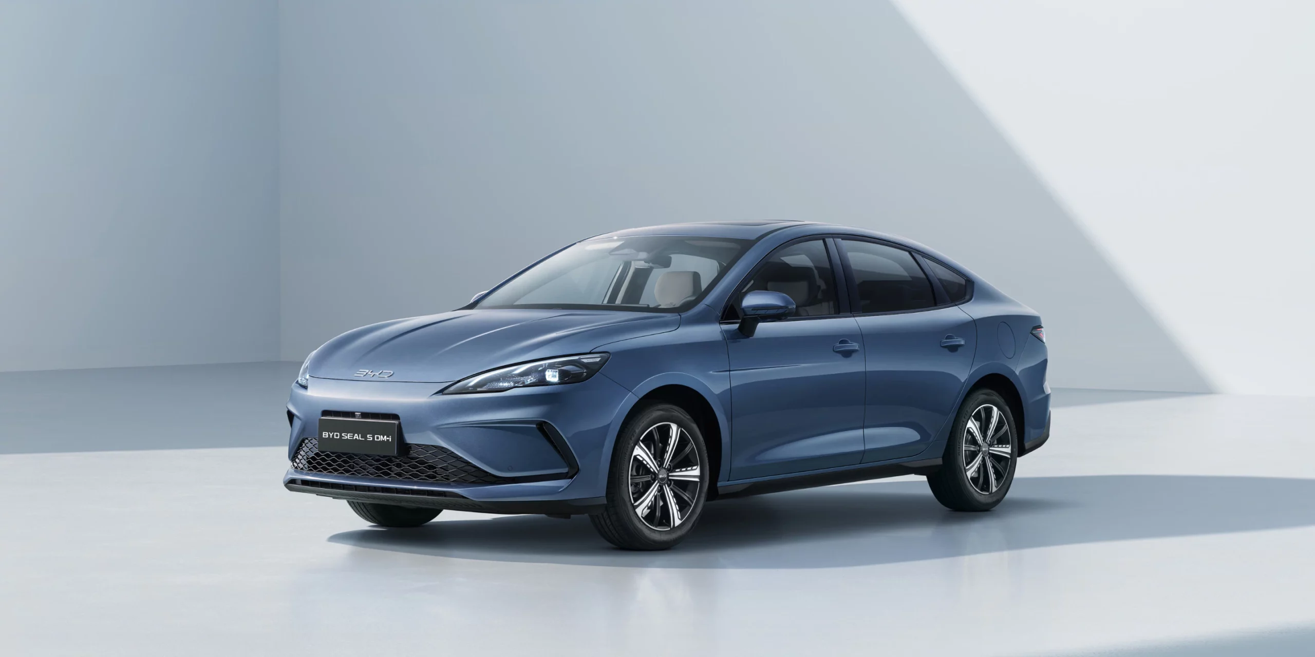 2023 BYD Seal 5 DM-i Plug-in Hybrid — Exterior Design, Charging Port & Battery Specs