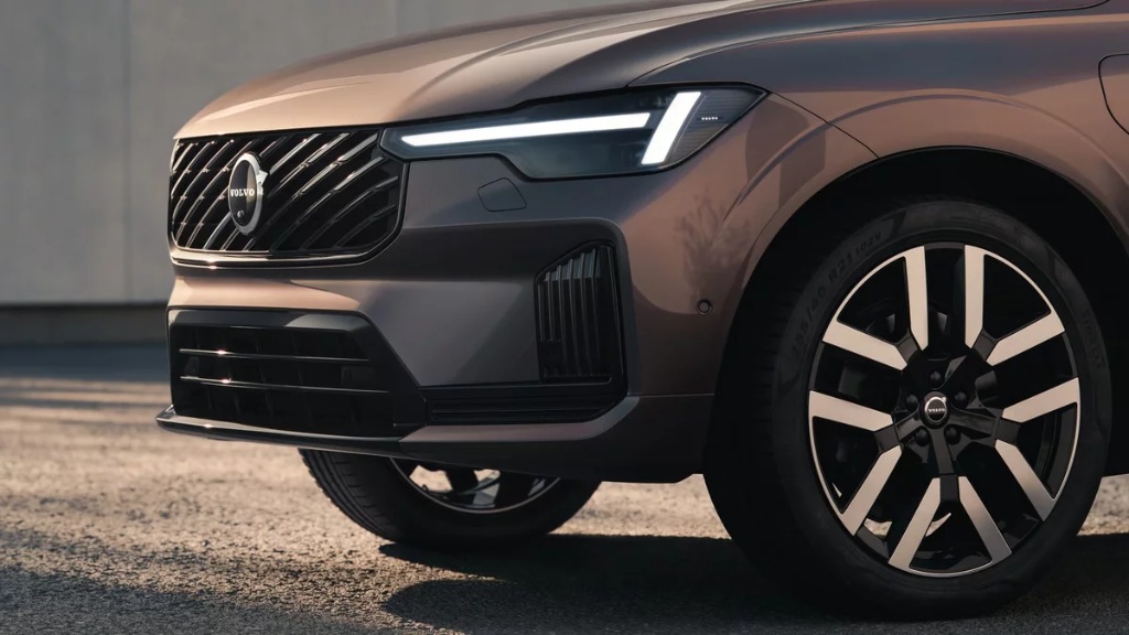 2026 Volvo XC60 15-Segment Matrix LED Thor's Hammer & Grille Detail