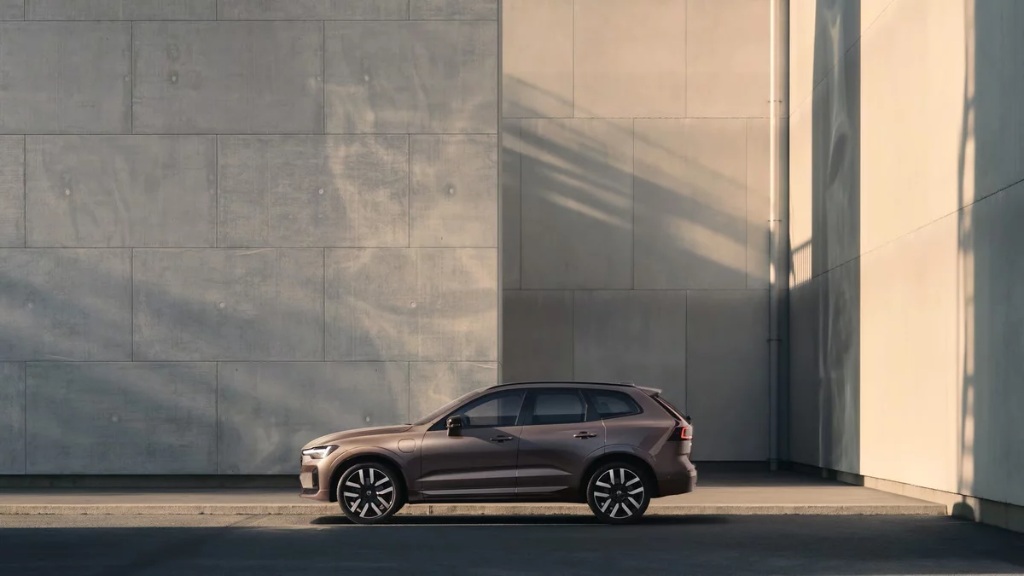 2026 Volvo XC60 Long-Range Side Profile Silhouette